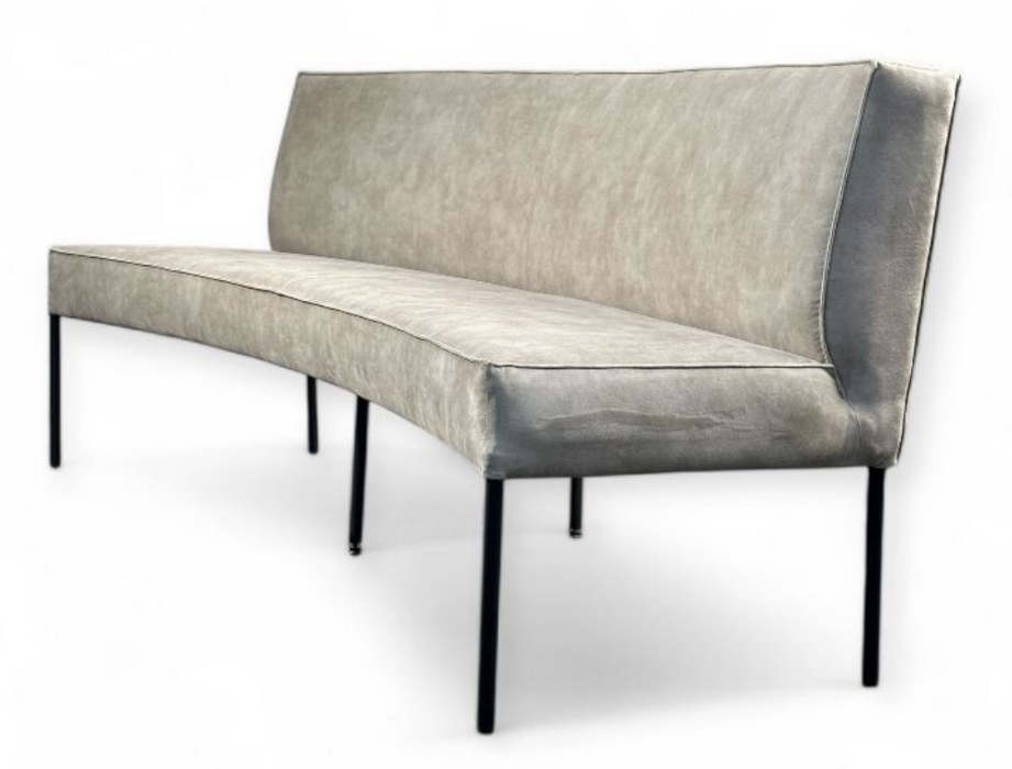 ovale eetkamerbank op maat modus in showroom