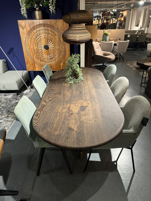 Ovalen eettafel walnoot kleur massief hout