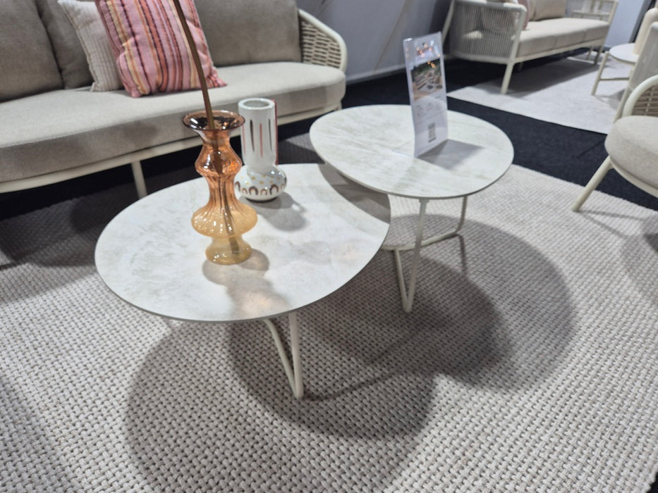 pine key salontafelset oyster in showroom