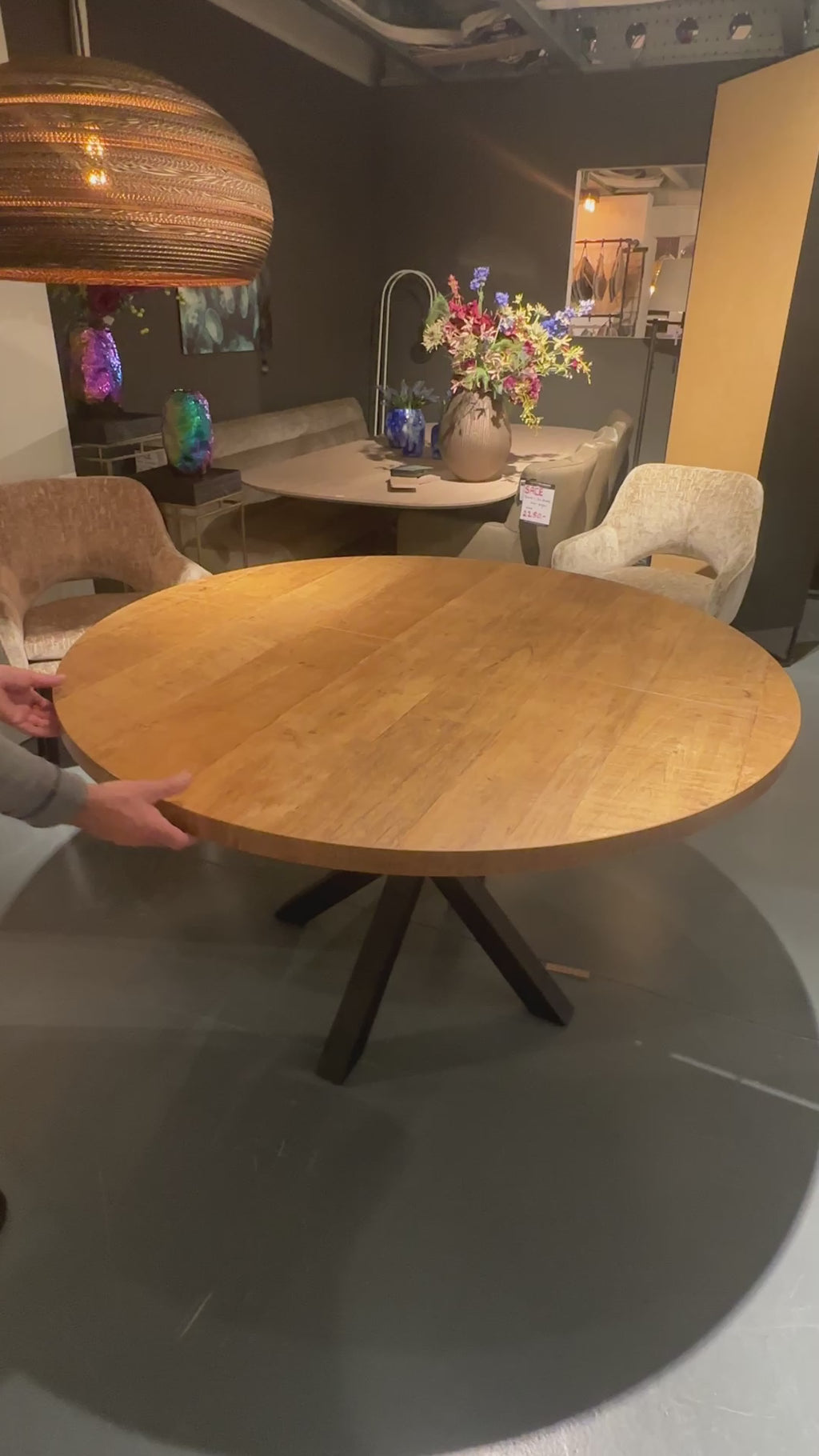 Filmpje van de uitschuifbare eettafel isla in old teak uitvoering met metalen zwarte poot