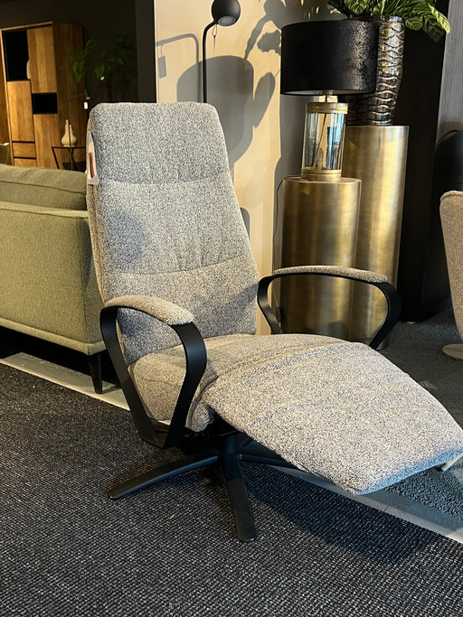 relax-fauteuil-stoel-HjortKnudsen-draaibaar-handmatig-manueel-Bilthoven-modern-strak-stof-lichtblauw-grijs-uitverkoop-zwart-metaal-showmodel-sale