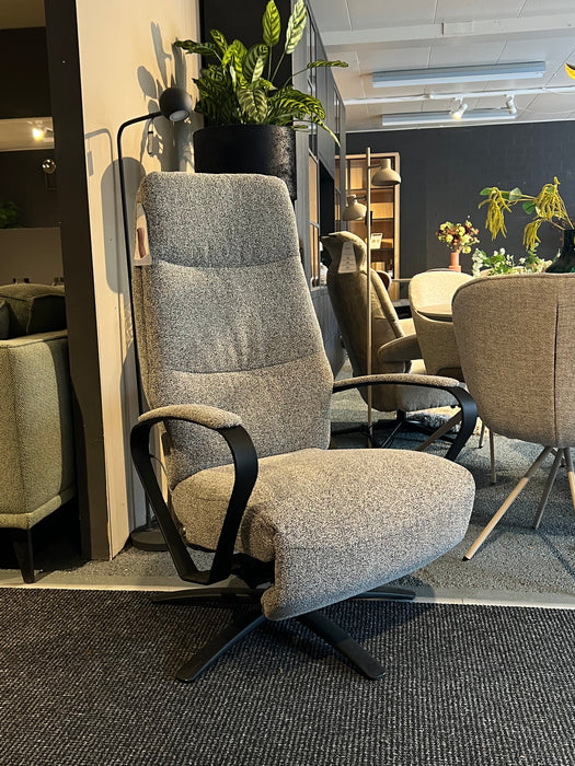 relax-fauteuil-stoel-HjortKnudsen-draaibaar-handmatig-manueel-Bilthoven-modern-strak-stof-lichtblauw-grijs-zwart-metaal-showmodel-sale-uitverkoop