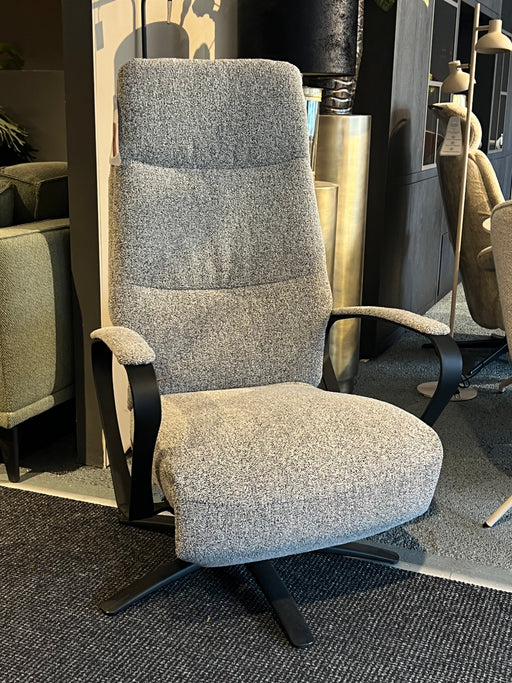 relax-fauteuil-stoel-HjortKnudsen-draaibaar-handmatig-manueel-Bilthoven-modern-strak-stof-lichtblauw-grijs-zwart-metaal-showmodel-uitverkoop-sale