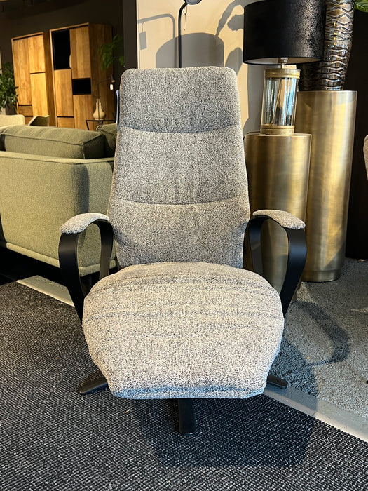 relax-fauteuil-stoel-HjortKnudsen-draaibaar-handmatig-manueel-Bilthoven-modern-strak-stof-lichtblauw-grijs-zwart-metaal-uitverkoop-showmodel-sale