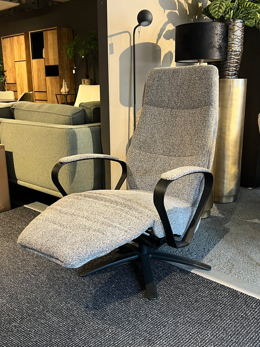 relax-fauteuil-stoel-HjortKnudsen-draaibaar-handmatig-manueel-Bilthoven-modern-strak-stof-lichtblauw-grijs-zwart-uitverkoop-metaal-showmodel-sale