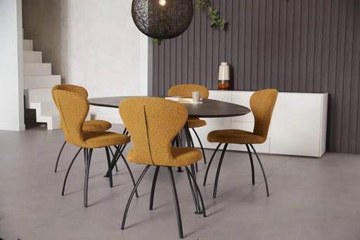 Bree's New World Rikki eetkamerstoelen geel stof met zwarte poten rond bij eettafel cloudy