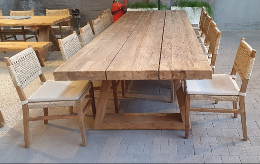 robuuste grote teak tafel victoria van gescova in showroom