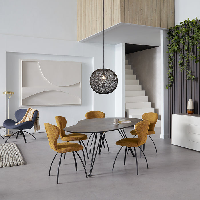 Bree's New World Design eetkamerstoel Rikki stof geel bij eettafel cloudy keramiek 