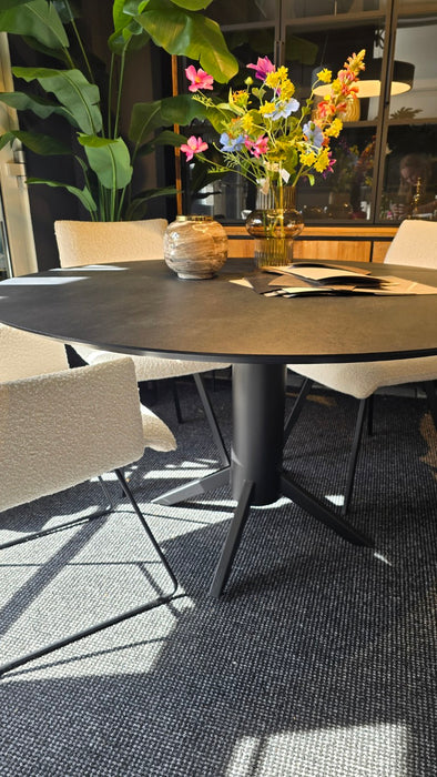 ronde zwarte tafel sumisura showmodelaanbieding
