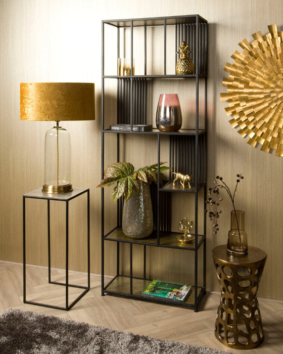 room divider in sfeer met vakkenkast metaal goud met zwart metaal