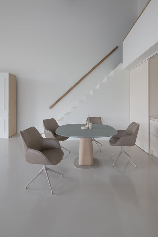 storq-eettafel-centrale-poot-eiken-kiqarm-eetstoelen-draaibaar-beige-frame