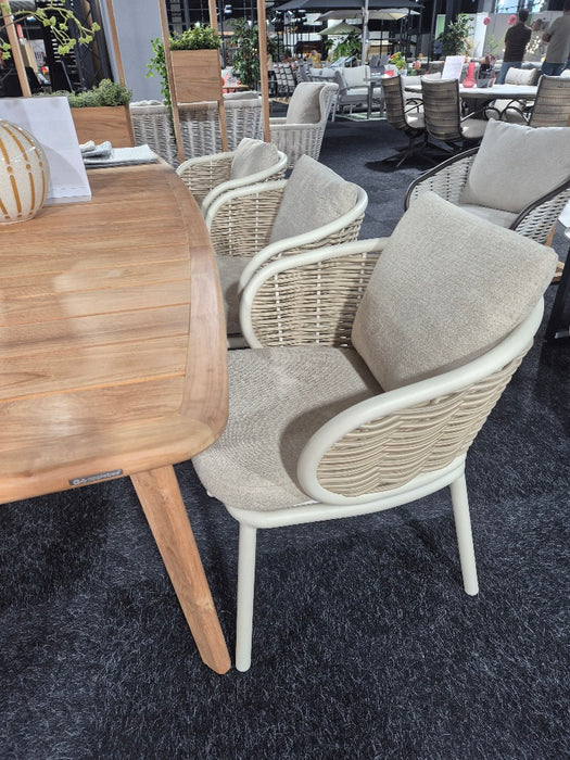 tuinstoel pine key oyster 4 seasons outdoor in showroom