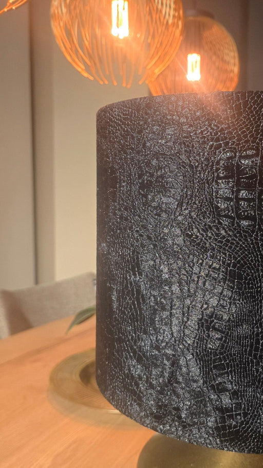 zwarte krokodillenprint tafellamp met goudkeurige poot showmodel aanbieding